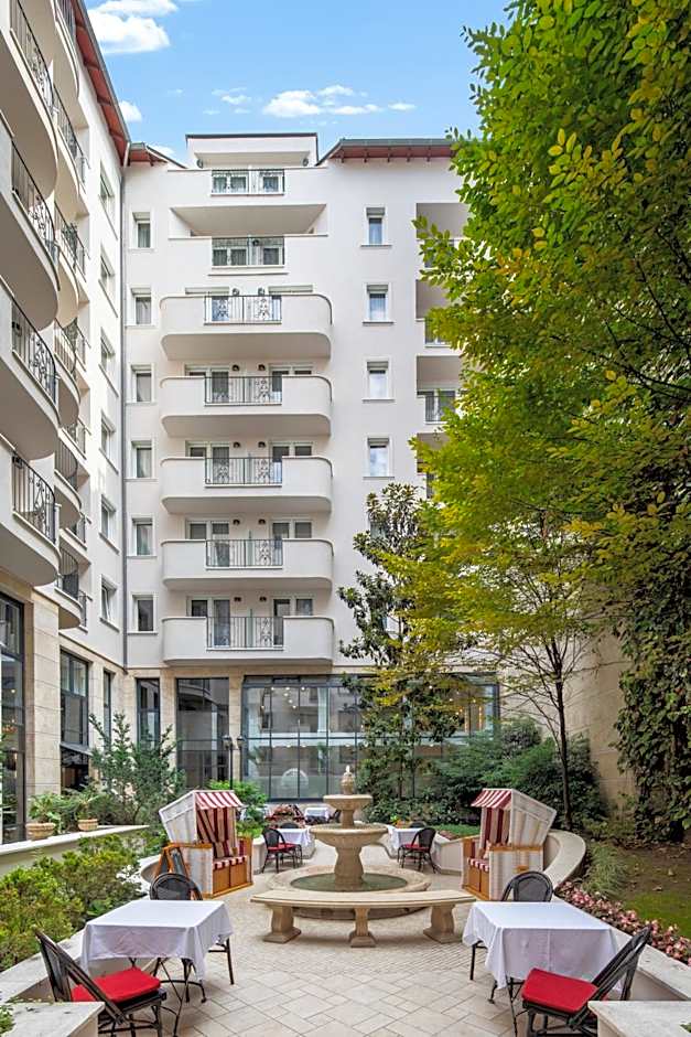 Queen'S Court Hotel & Residence