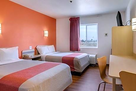 Howard Johnson by Wyndham Lemoore