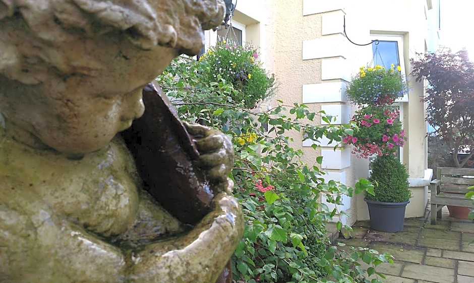 Min y Don Guest House