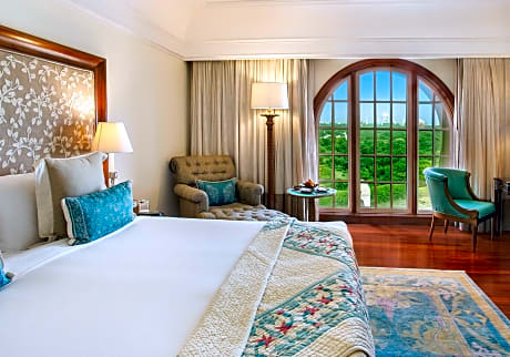 Deluxe Suite with Taj Mahal View