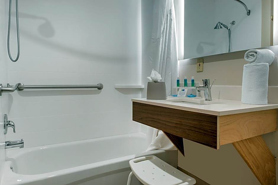 Holiday Inn Express & Suites Harrison By IHG