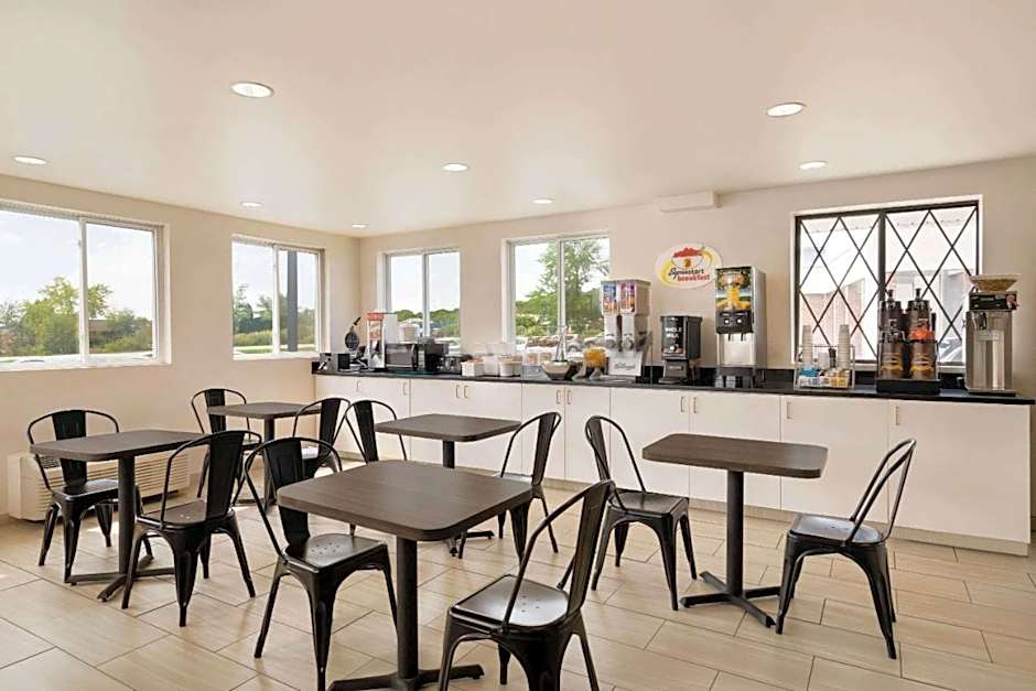 Super 8 by Wyndham Portland/Westbrook Area