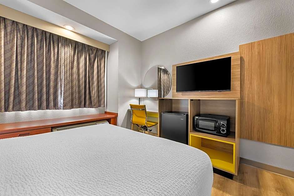 Days Inn by Wyndham near Kansas Speedway