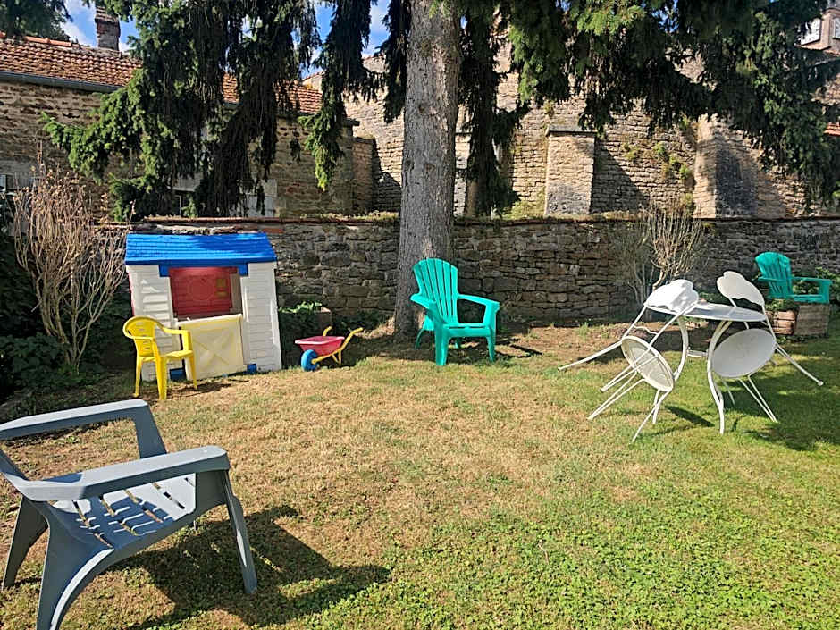 chez Émile côté face maison entière, 3 chambres, 2 salles de bains,jardin et terrasse