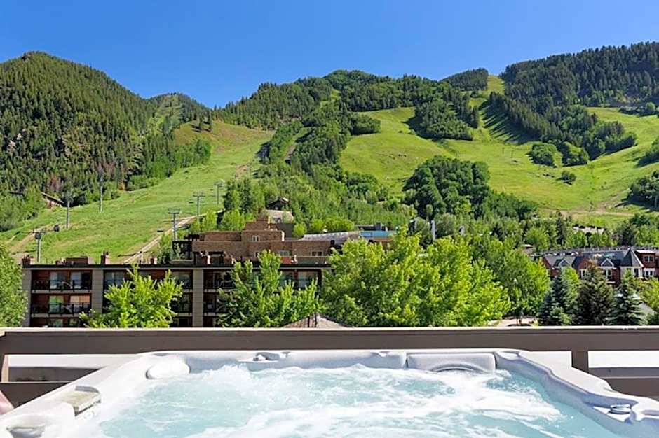 Independence Square 210, Beautiful Studio with Kitchenette, Great Location in Downtown Aspen