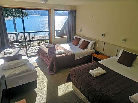 Standard Lake View Studio Hotel Room with Ensuite Bathroom