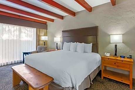 King Room with Bathtub - Non-Smoking/Disability Acces