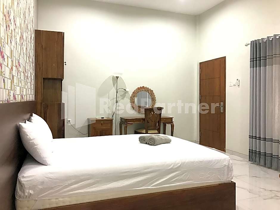 Hotel D88 Mitra RedDoorz near Santera Flower Garden