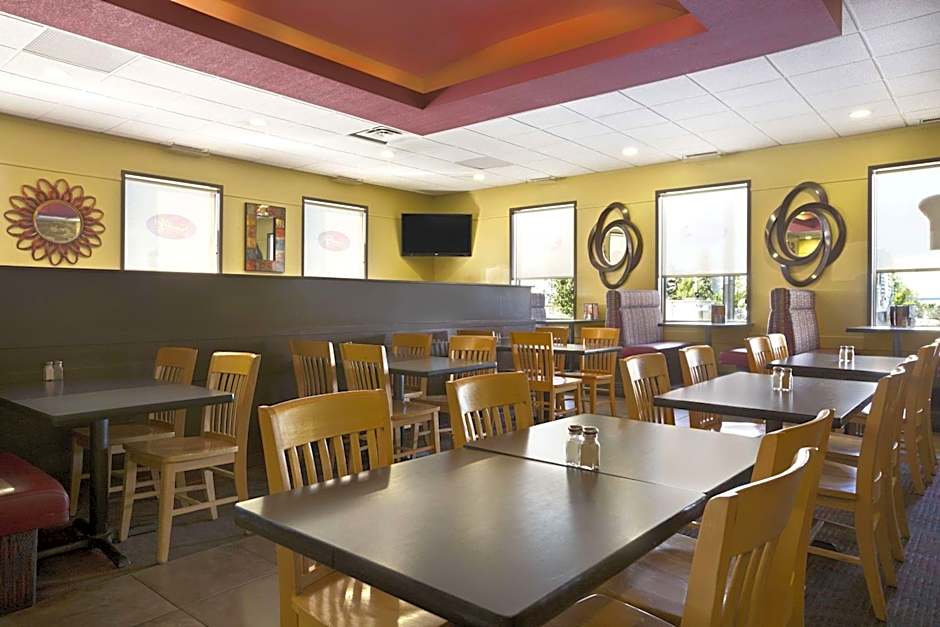 Travelodge by Wyndham Edmonton West