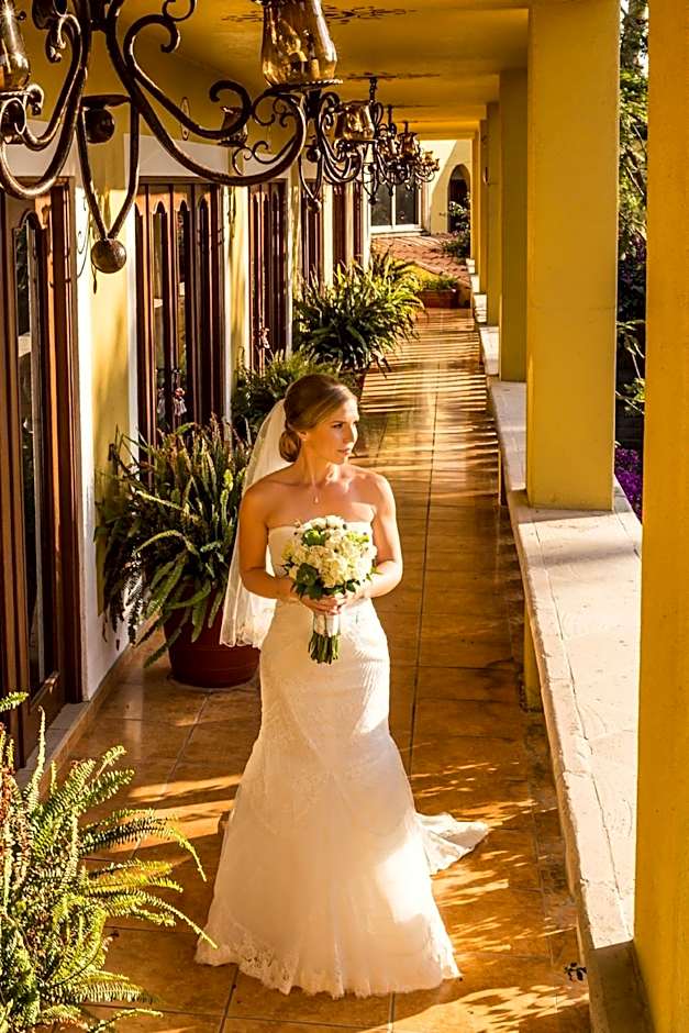 El Encanto Inn & Suites
