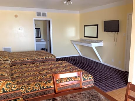 Queen Room with Two Queen Beds with Kitchenette