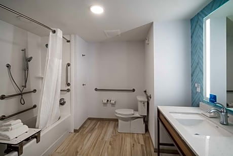 2 Queen Mobility/Hearing Accessible W/Bathtub