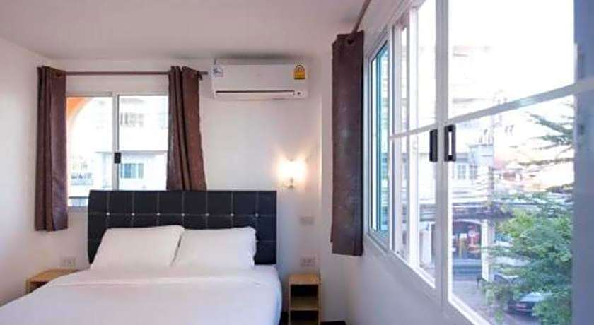Hoppers Place Donmuang Hostel