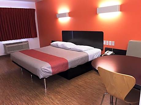 King Room with Tub - Mobility Accessible/Non-Smoking
