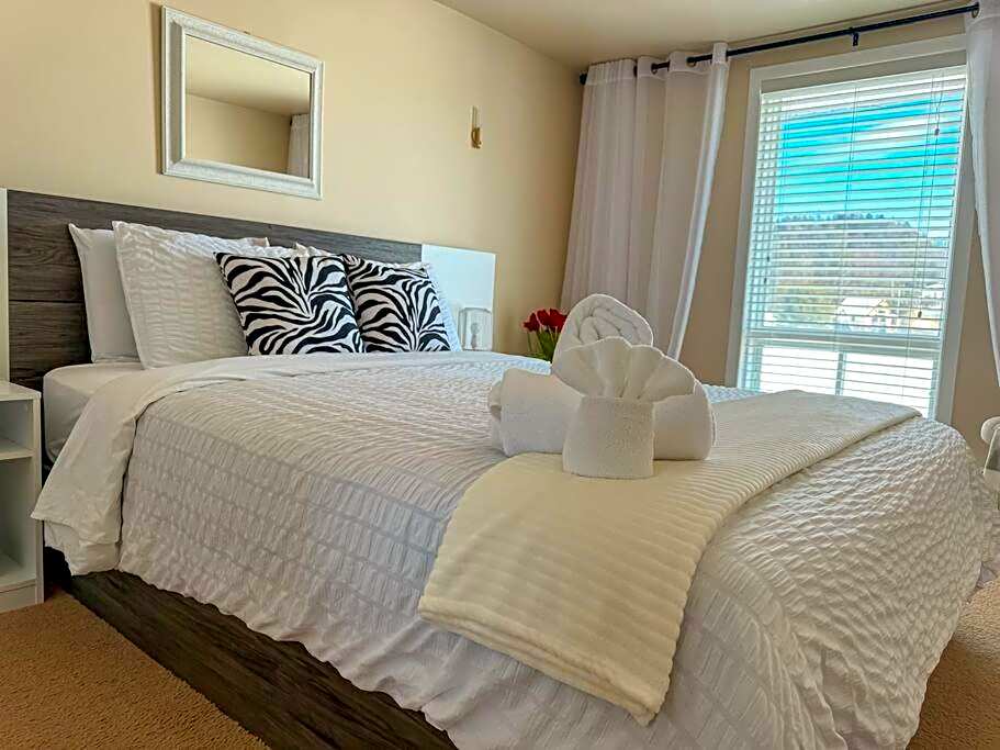 Lake retreat 5BR with SPA, watercraft and kids playground