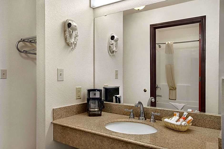 Howard Johnson by Wyndham Lubbock TX