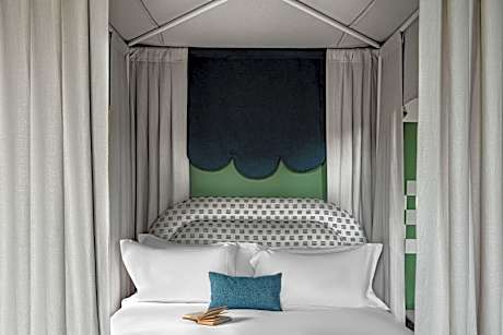 Grand Cowley Manor Suite