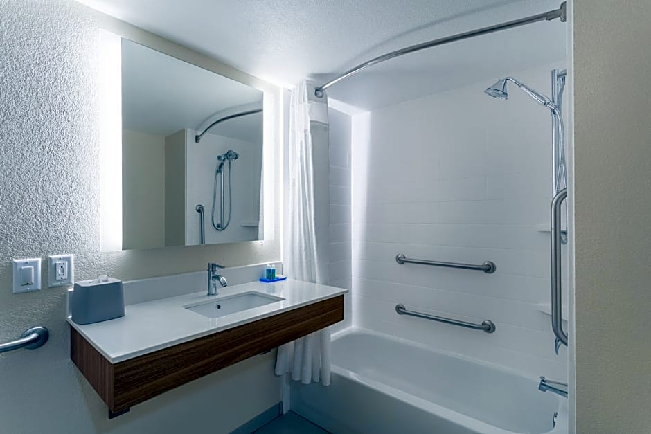 Holiday Inn Express and Suites Cedar Falls Waterloo By IHG