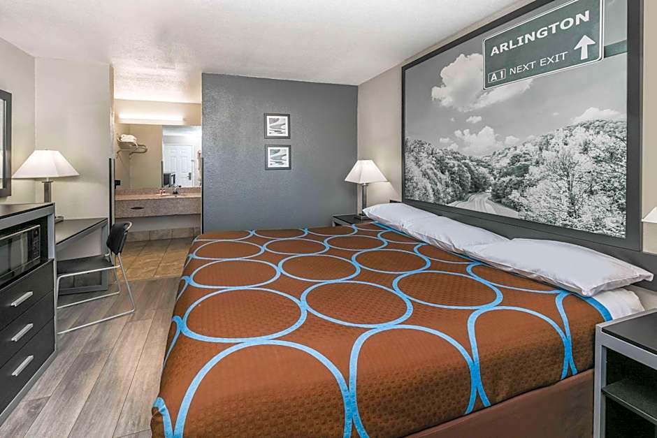 Super 8 by Wyndham Arlington Near AT&T Stadium