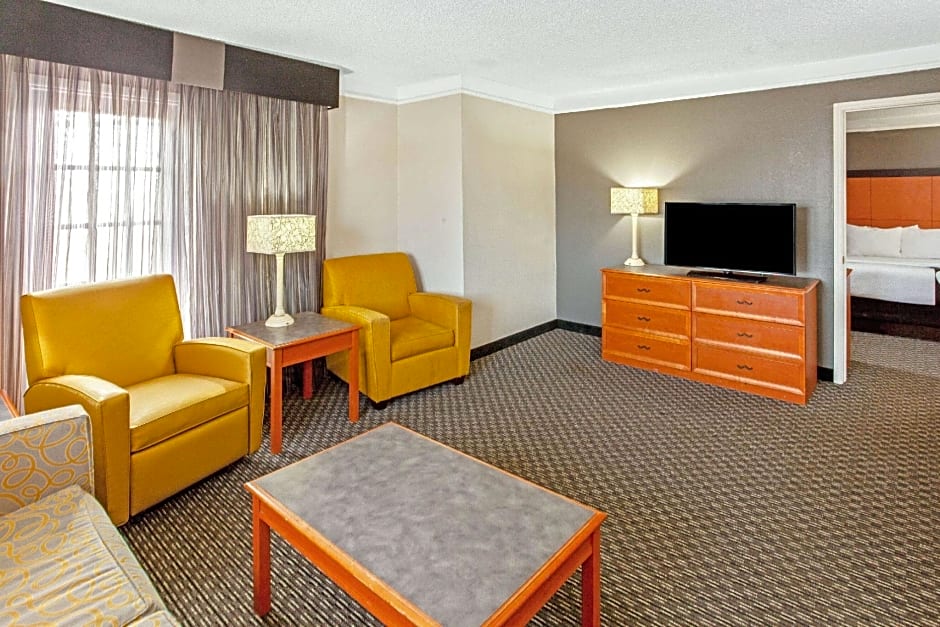 La Quinta Inn & Suites by Wyndham Wichita Falls Airport Area