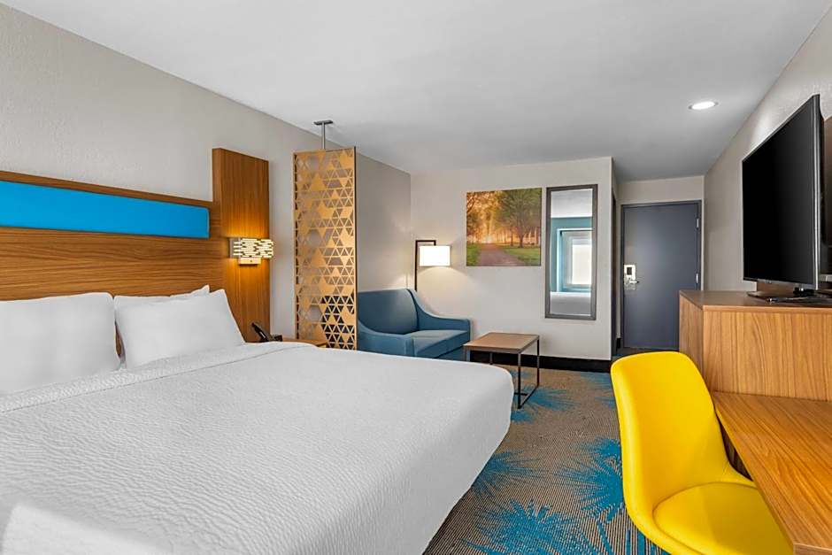 Days Inn & Suites by Wyndham Brandon Amphitheater