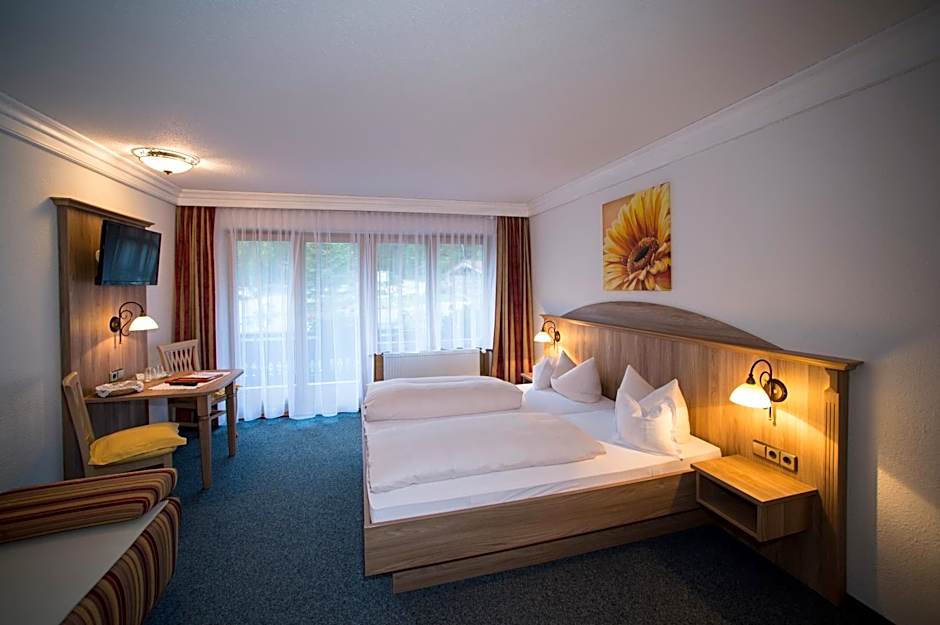 Aktivhotel & Gasthof Schmelz Ihr familienfreundliches Urlaubs Hotel mit Wellness, Almsauna, Chiemgau Karte