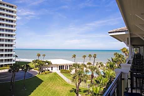 One-Bedroom King Suite - Partial Ocean view