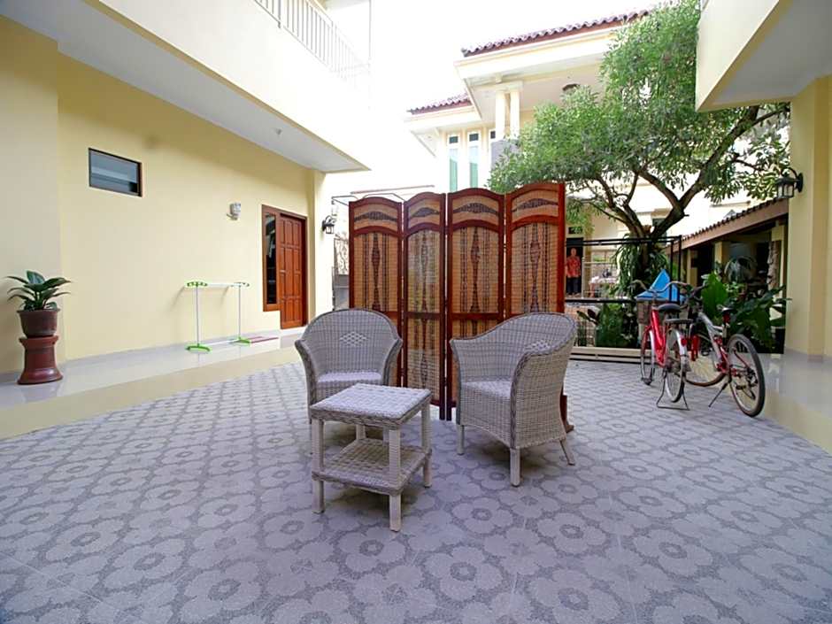 RedDoorz Plus near STIE YKPN