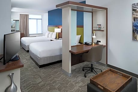 Queen Suite with Tub - Mobility Accessible