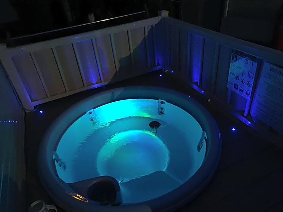 Relaxing Breaks with Hot tub at Tattershal lakes 3 Bedroom