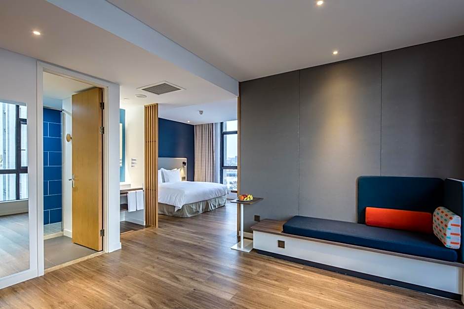 Holiday Inn Express Haining City Center, an IHG Hotel