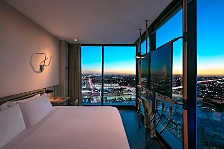 Corner King Room with City View