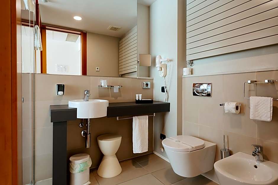 NEW IPOINT HOTEL