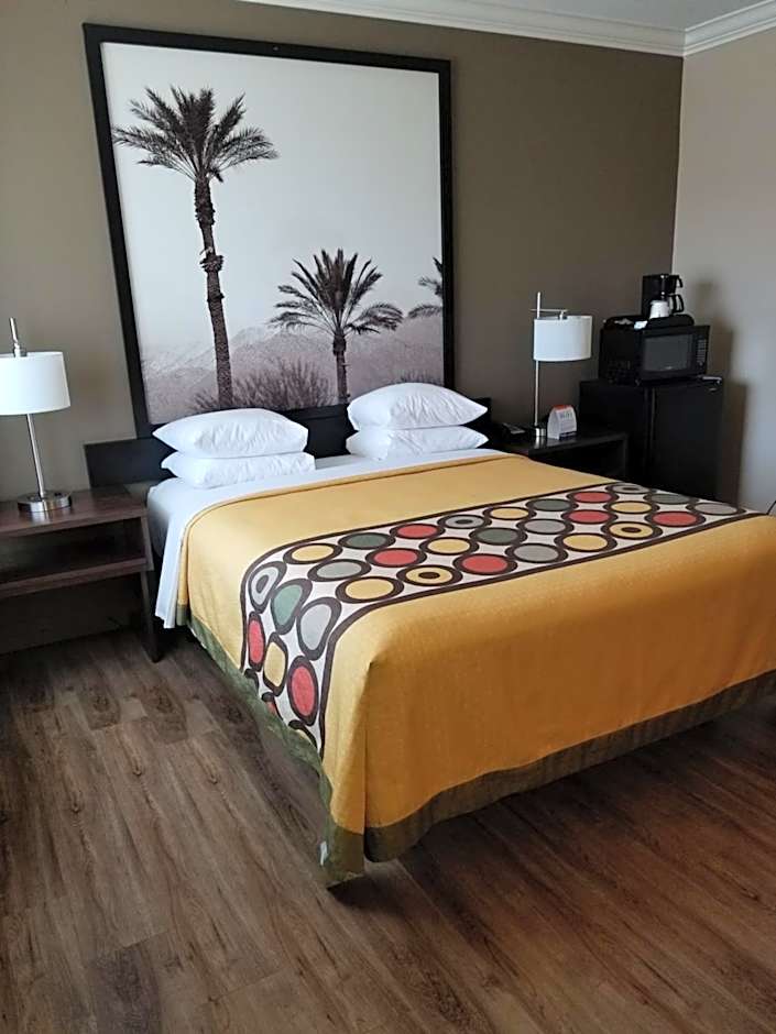 Super 8 by Wyndham Los Angeles-Culver City Area