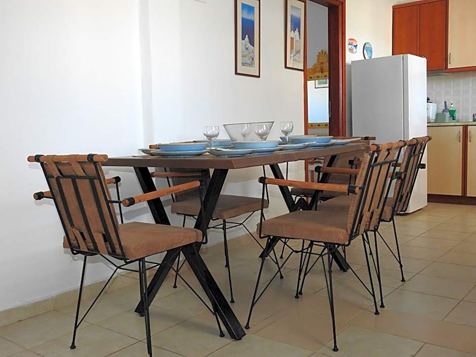 Birds Villa Apartments with Heated Pool - Including Car and Breakfast