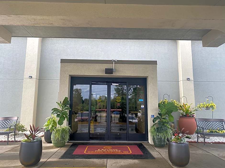Clarion Inn & Suites Grand Rapids Airport