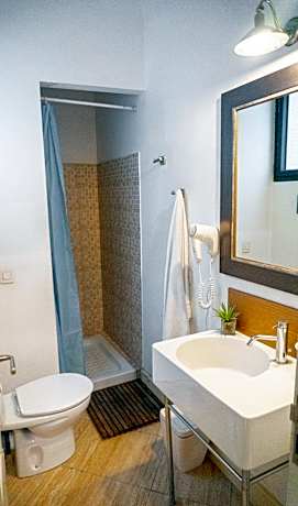 Bed in 8-Bed Dormitory Room with Bathroom