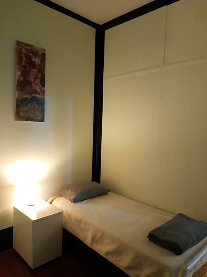 Ozi Inn Backpackers - Perth -Valid International Passport Required