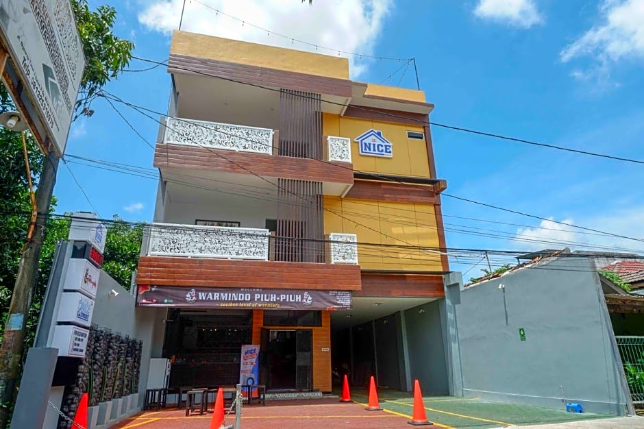 RedDoorz Plus near Patung Kuda Undip