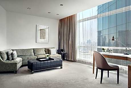 Executive Junior Butler Service, Suite, 1 King