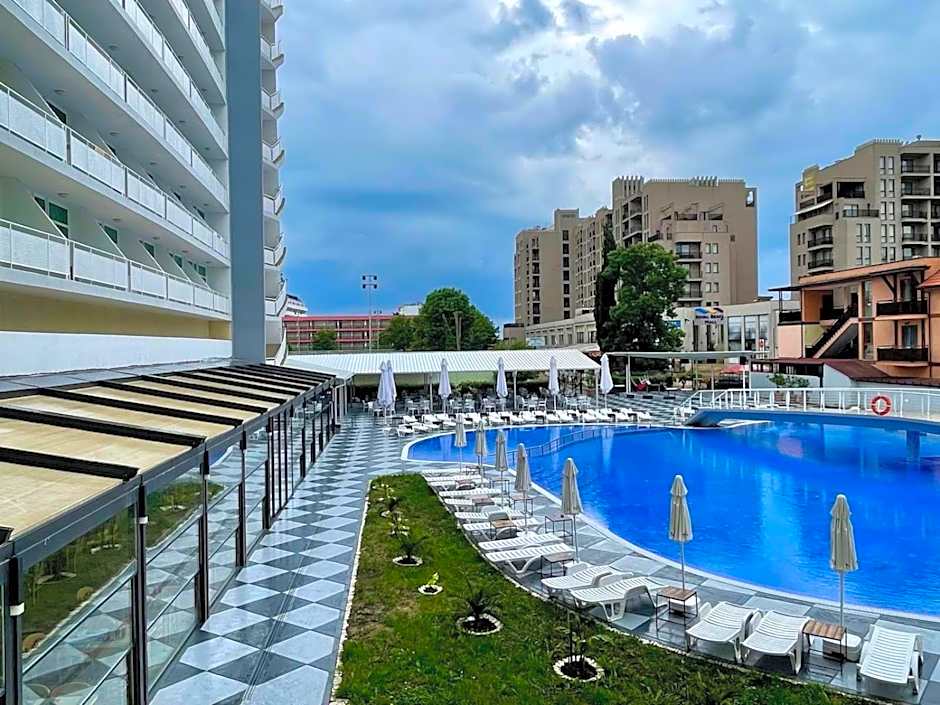 Grand Hotel Nirvana - All Inclusive & Free Beach Access