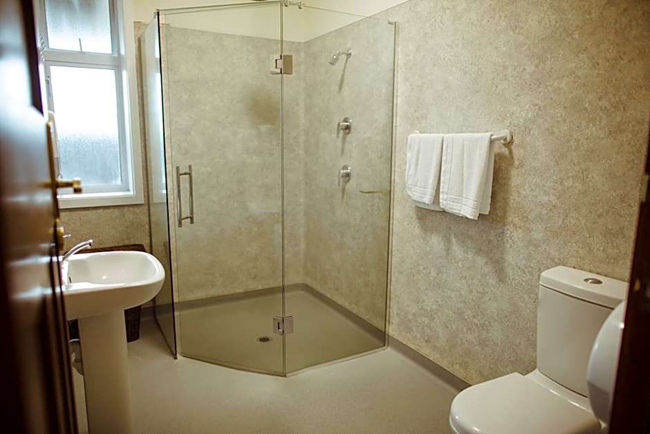 Makikihi Country Hotel