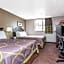 Super 8 by Wyndham Bismarck