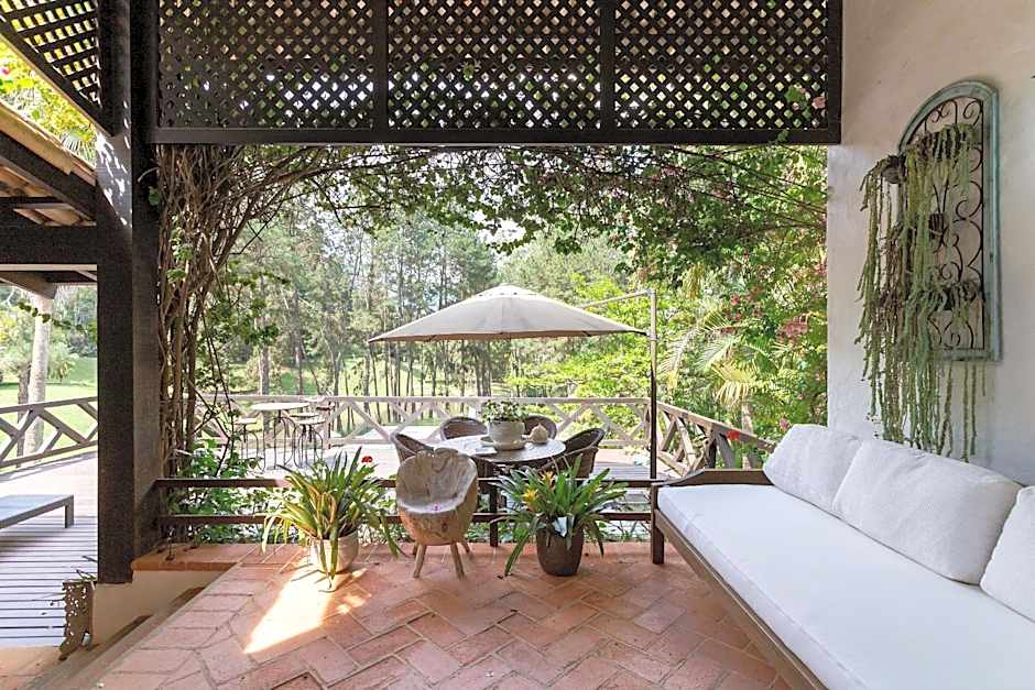 Sítio com piscina, área arborizada e lazer