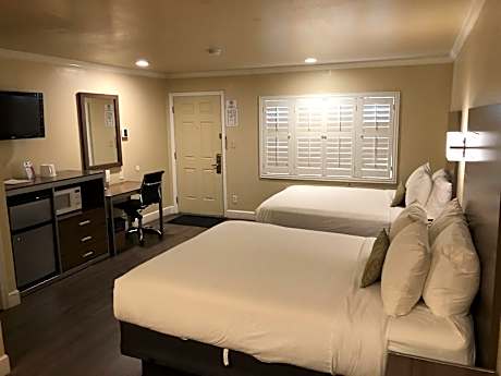 2 Queen Beds 1 Bedroom Suite