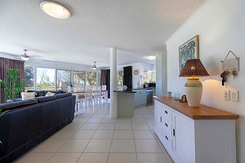 Surfside Buddina Beachfront 3bed Apt - Direct Beach Access