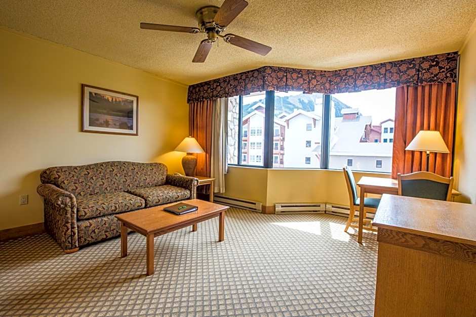 The Grand Lodge Hotel and Suites