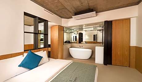 Staycation Offer - Premier Double - 1+1 Breakfast + Early Check In 14:00 Late Check Out 13:00 + VR Device Rental