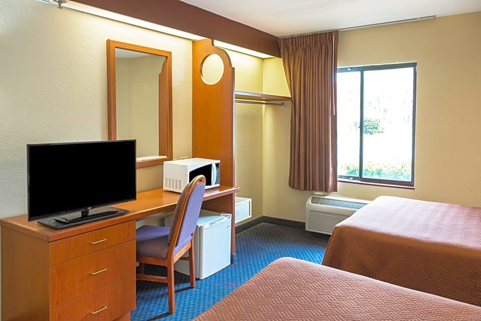 Travelodge by Wyndham Fort Myers Airport