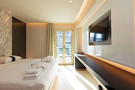 Junior Suite with Side Sea View